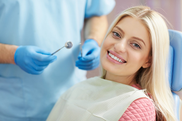 traitement de la patiente dans la clinique dentaire
 - Photo, image