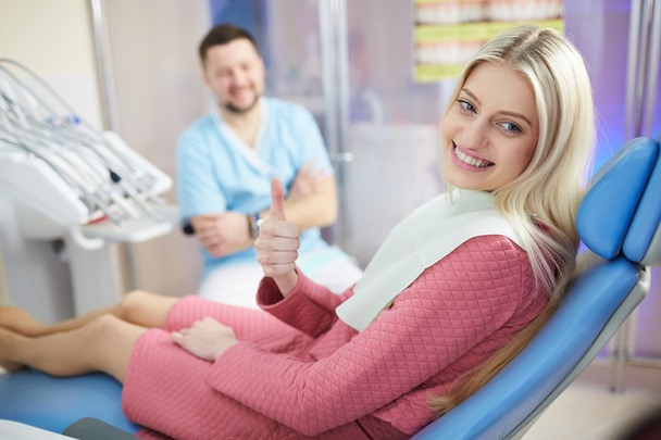 Лікування дівчини-пацієнта в стоматологічній клініці
 - Фото, зображення