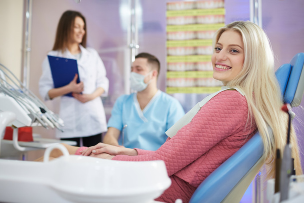 trattamento della paziente nella clinica dentistica
 - Foto, immagini