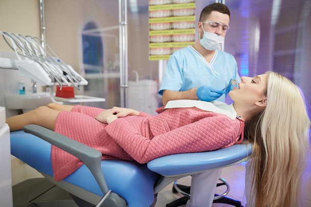 tratamiento de la paciente niña en la clínica dental
 - Foto, Imagen