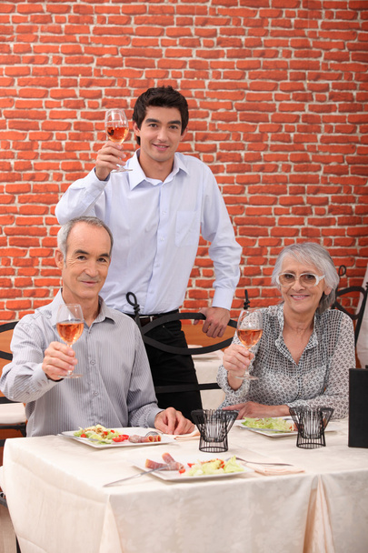 Portrait of a family toasting - Foto, afbeelding