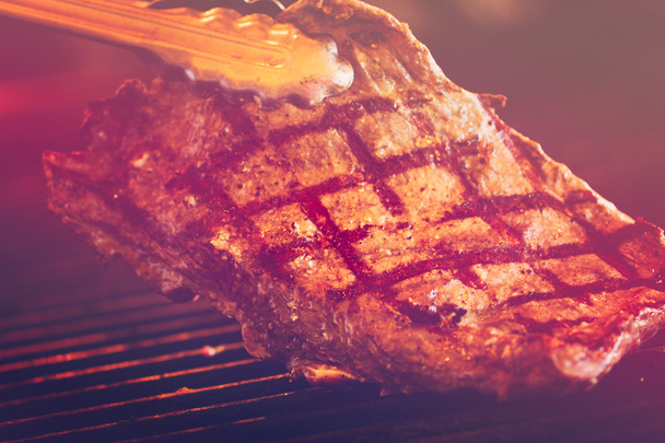 rundvlees op barbecue grill - Foto, afbeelding