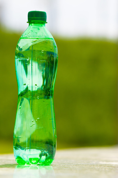 Зеленая бутылка с водой
 - Фото, изображение