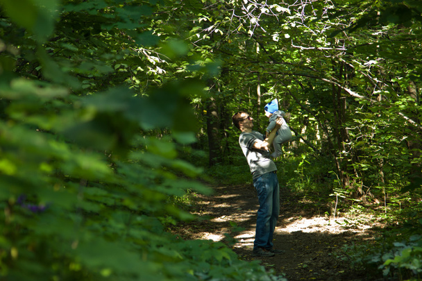 Dad and son in the forest - Foto, Imagen