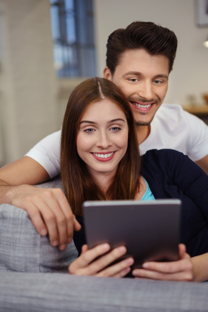 young couple using tablet pc - Foto, Imagen
