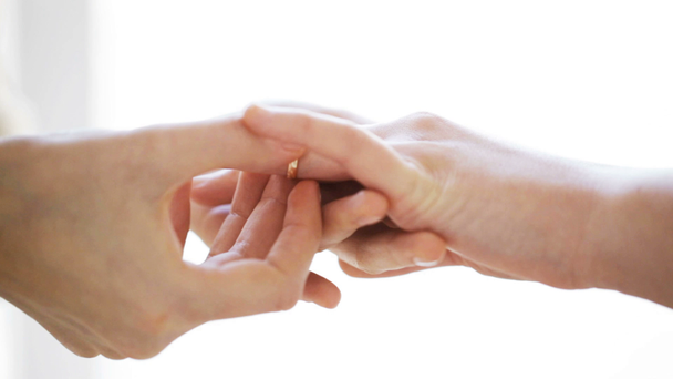крупным планом руки лесбийской пары с обручальным кольцом - Кадры, видео