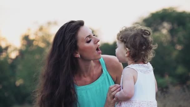 όμορφη μητέρα και την όμορφη μικρή κόρη της διασκεδάζοντας σε εξωτερικούς χώρους - Πλάνα, βίντεο