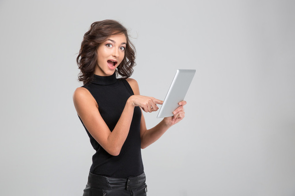 Happy amazed woman pointing on tablet - Fotografie, Obrázek