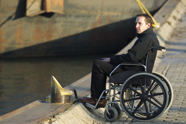 Hombre discapacitado en silla de ruedas al aire libre
 - Foto, Imagen