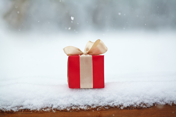 gift box in the snow outdoors - Фото, зображення