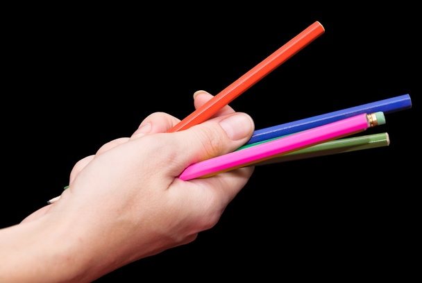 Цветные карандаши в руке женщины
 - Фото, изображение
