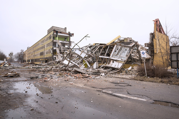 Demolición del antiguo edificio de la fábrica
 - Foto, Imagen