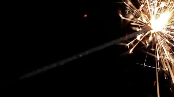 Viime hetken sparklers mustalla taustalla
 - Materiaali, video