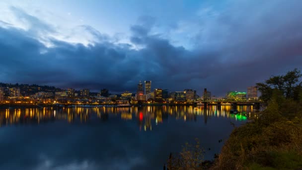 流れる雲を夜に青の時間でウィラメット川沿いホーソン橋と水反射とオレゴン州ポートランド ダウンタウンのスカイラインのタイムラプス - 映像、動画