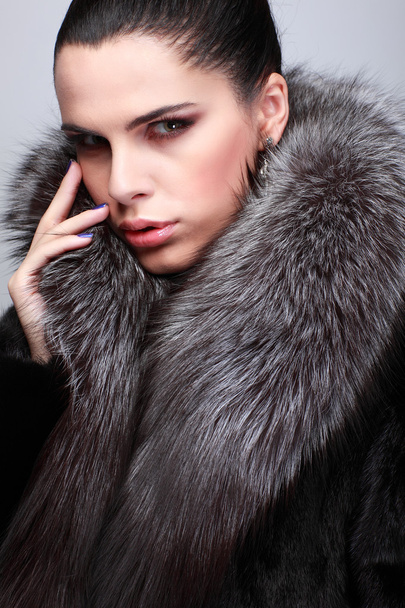 beautiful woman in fur coat - Fotoğraf, Görsel