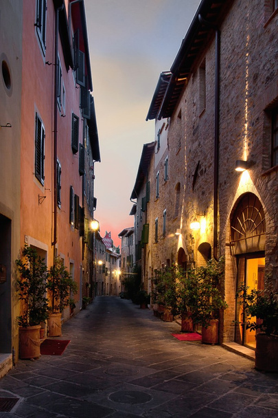 Siena typowy włoski ulica noc - Zdjęcie, obraz