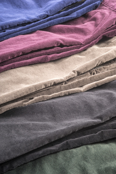 Крупним планом Асорті кольорів оксамит штани - Фото, зображення