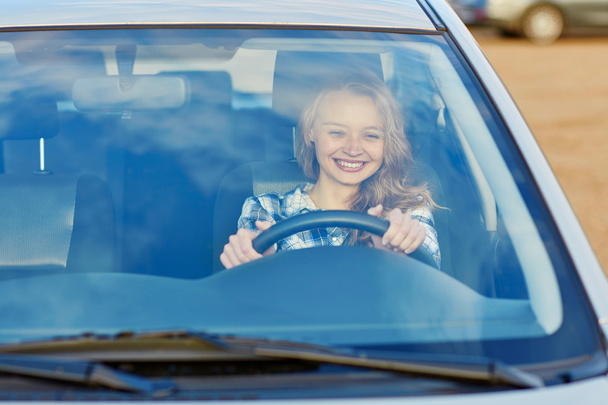 young woman driving a car - Фото, зображення