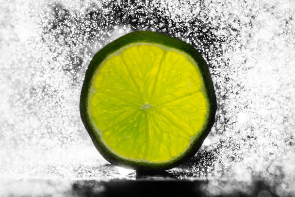 lime in spray of water - Foto, afbeelding