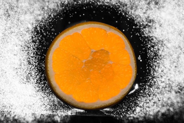 wet orange on a black background - Foto, imagen