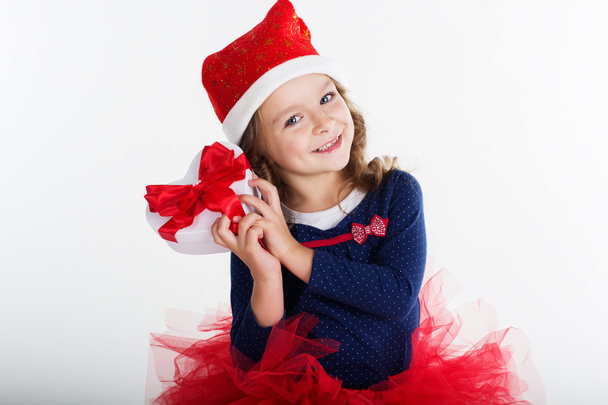 Smiling santa girl with red gift box - Fotografie, Obrázek