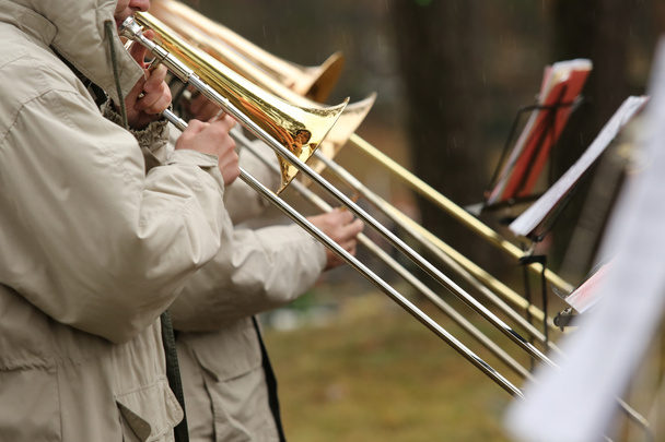 Trompeta tocar el trombón
 - Foto, imagen