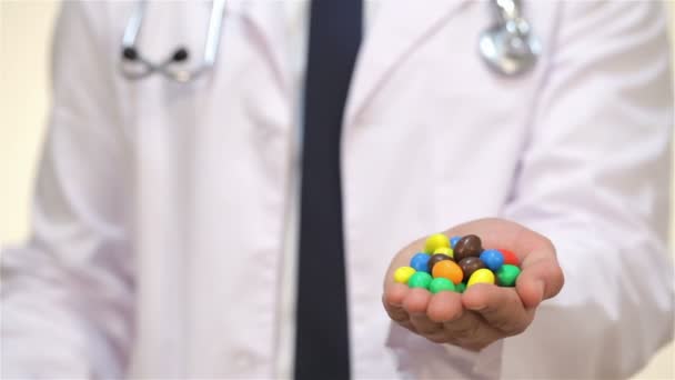 Mains médecin masculin avec des bonbons et une pomme
 - Séquence, vidéo