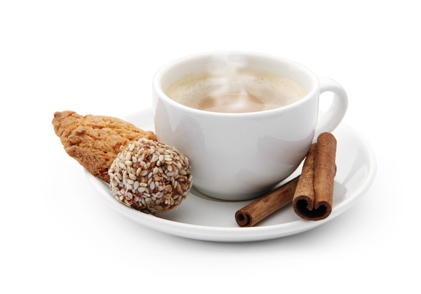 φλιτζάνι καφέ με ατμό και σοκολάτα καραμέλα, μπισκότο και cinnamo - Φωτογραφία, εικόνα