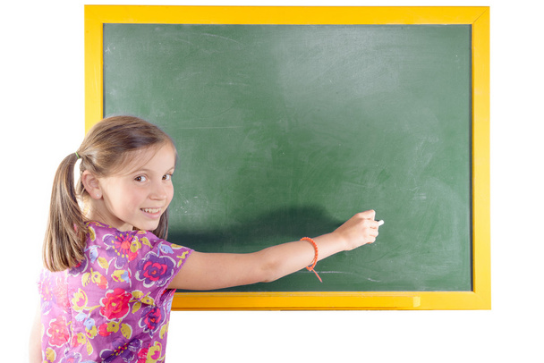 Ученица первого класса, девочка, пишущая на зеленой доске
 - Фото, изображение