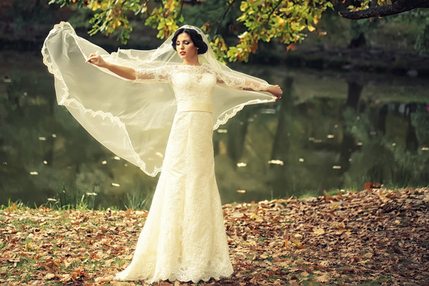 Bride outdoor in autumn - Foto, Imagem