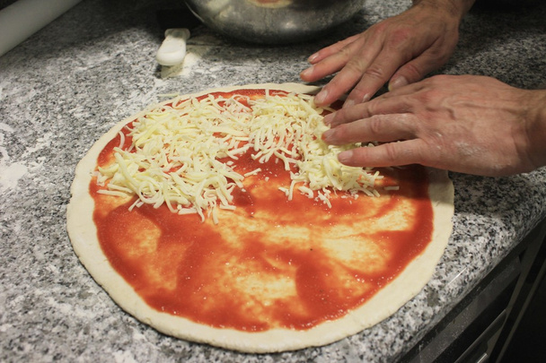 Šéfkuchař připravuje pizzu - Fotografie, Obrázek
