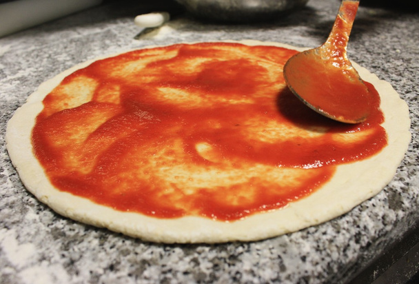 Koch bereitet Pizza zu - Foto, Bild