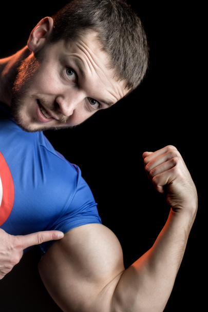 Hombre mostrando bíceps
 - Foto, Imagen