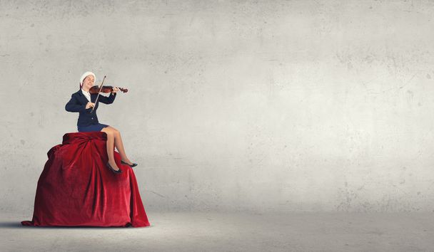 Santa donna suonare il violino
 - Foto, immagini