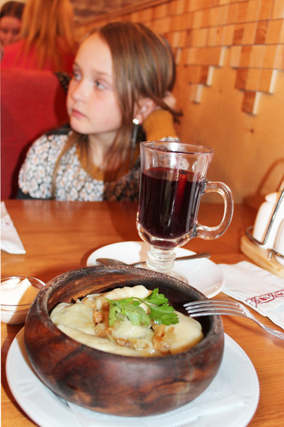 молодая девушка в ресторане
  - Фото, изображение