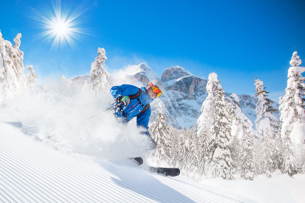 лижний спуск на лижах у високих горах
 - Фото, зображення