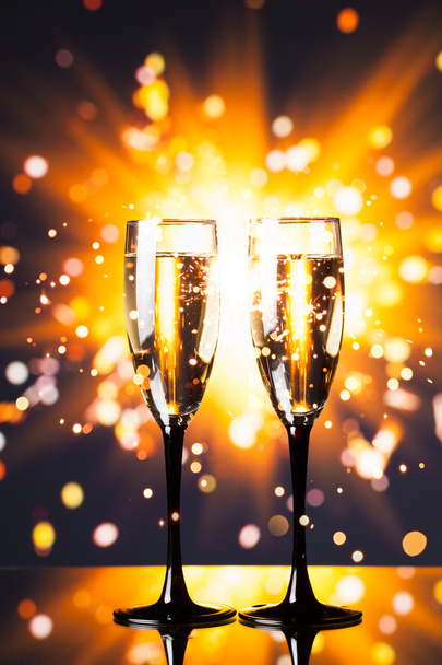 taça de champanhe contra fundo sparkler
 - Foto, Imagem