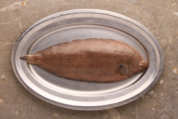 peixe fresco em placa de metal
 - Foto, Imagem