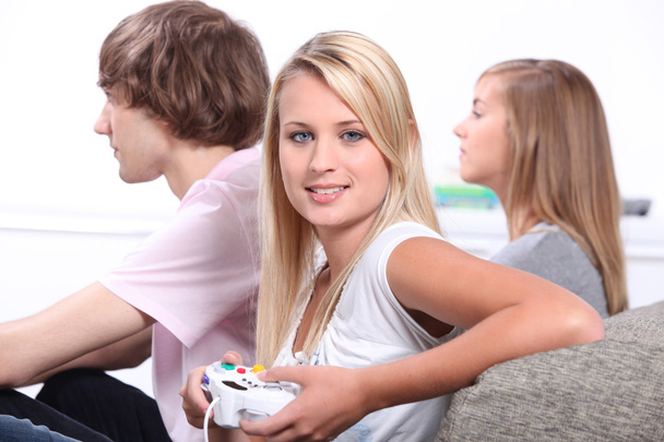Três adolescentes jogando videogames
. - Foto, Imagem