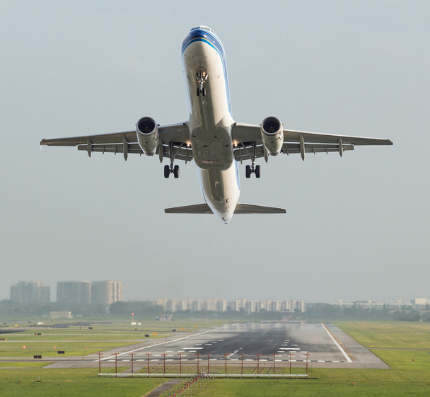 Εμπορικό αεροπλάνο να απογειωθεί από το διάδρομο - Φωτογραφία, εικόνα