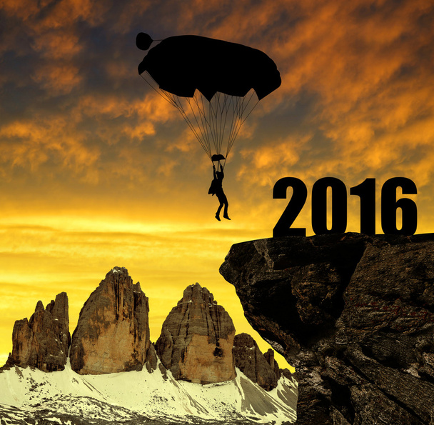Siluetti laskuvarjohyppääjä laskuvarjohyppääjä lasku sisään uudenvuoden 2016
 - Valokuva, kuva