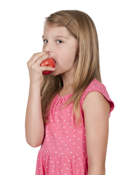 Egy kislány almát eszik. - Fotó, kép