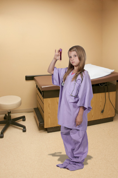 Μικρό κορίτσι νοσοκόμα με δείγμα αίματος - Φωτογραφία, εικόνα