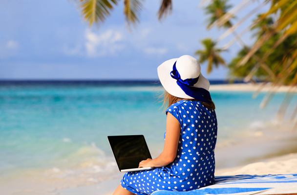 jeune femme avec ordinateur portable sur la plage tropicale
 - Photo, image