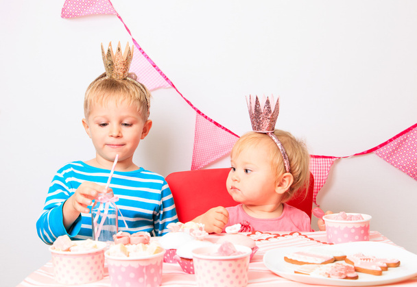 маленький хлопчик і дівчинка-малюк святкують день народження
 - Фото, зображення