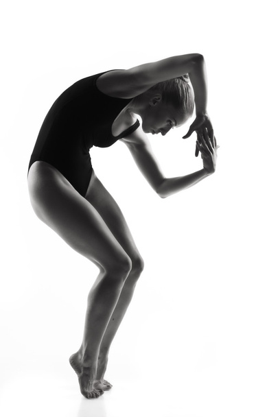 сучасний балетмейстер позує на білому тлі
 - Фото, зображення