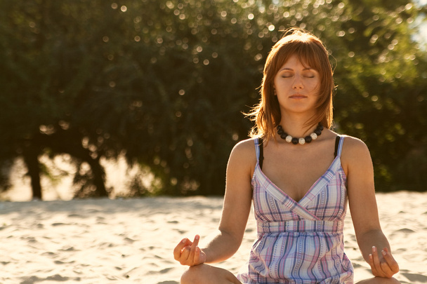 Joven hermosa chica practica yoga en la playa
 - Foto, Imagen