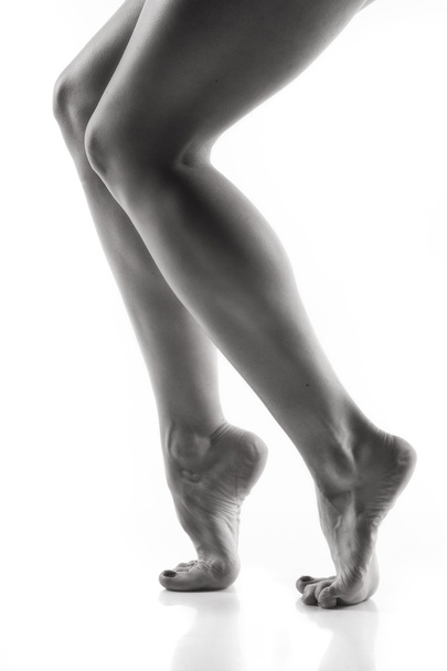 Ballet dancer legs over white - Fotoğraf, Görsel