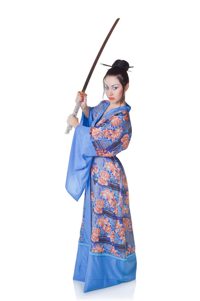 Hermosa mujer en un kimono con espada samurai
 - Foto, Imagen