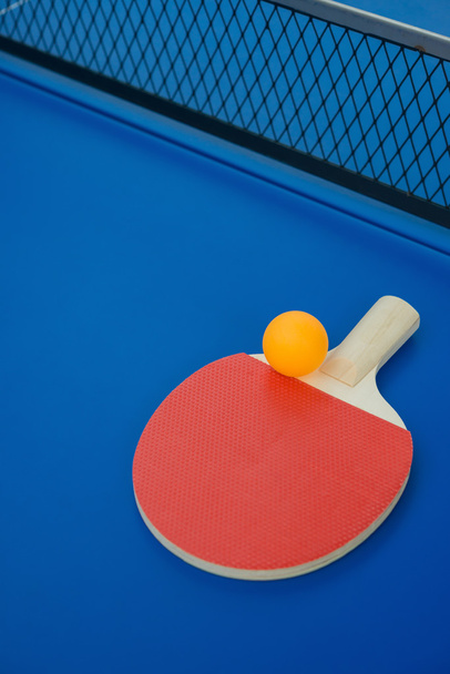 PingPong rakieta i piłki i net na niebieski pingpong tabeli - Zdjęcie, obraz